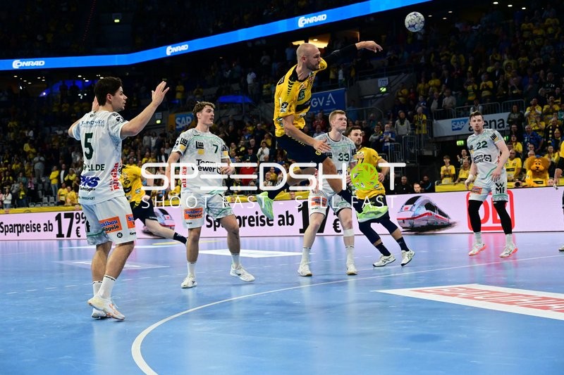 Dani Baijens (77; Rhein Neckar Löwen) wirft aufs Tor