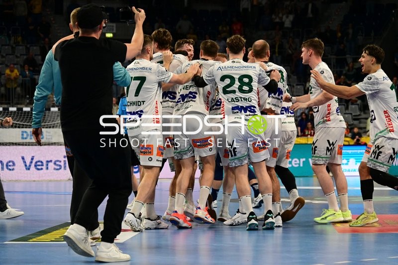 Tim Goßner (17; FAG) und Erik Persson (22; FAG) feiern den Erfolg