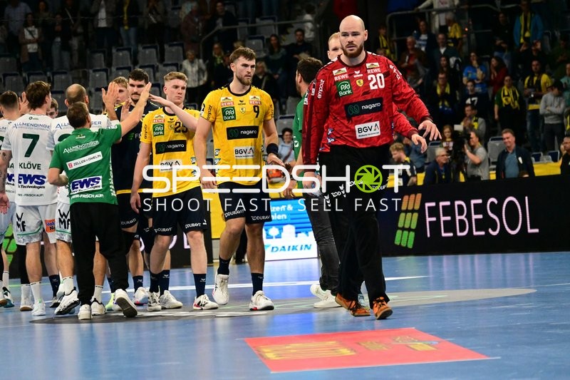 Handshake zwischen Steven Plucnar Jacobsen (9; Rhein Neckar Löwen) und Victor Klöve (7; FAG)