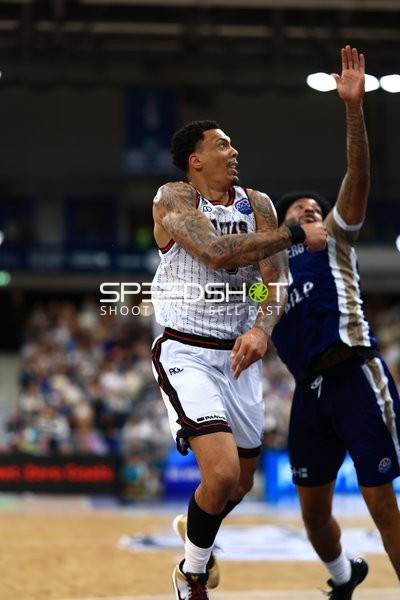 Spielszene mit Kay Bruhnke (9; Rytas Vilnius) und Dominic Vengert (8; MLP Academics Heidelberg)