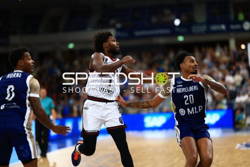 Spielszene mit Michael Weathers (20; MLP Academics Heidelberg) und DJ Horne (0; MLP Academics Heidelberg)