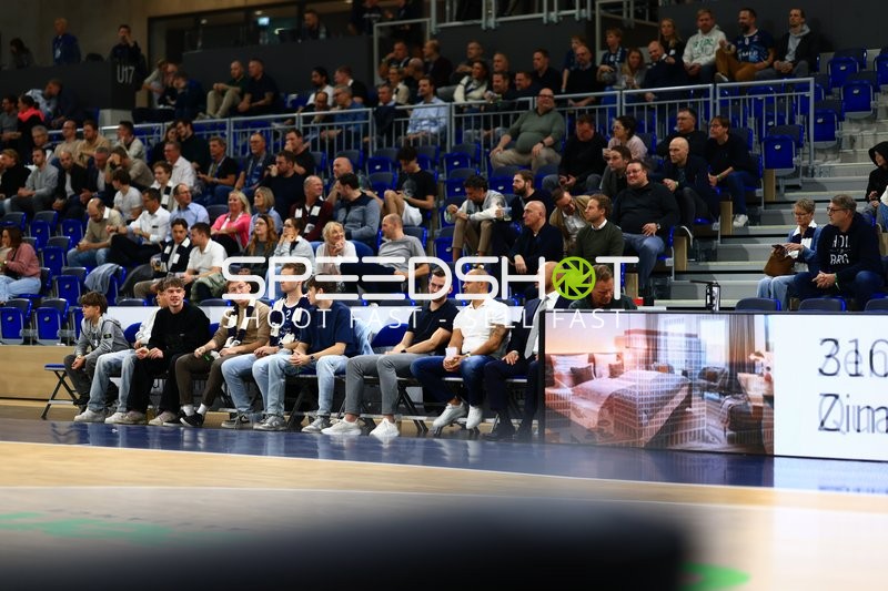 Zuschauer und Teammitglieder im SNP-Dome