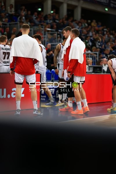 Spieler von MLP Academics Heidelberg und Rytas Vilnius am Spielfeldrand