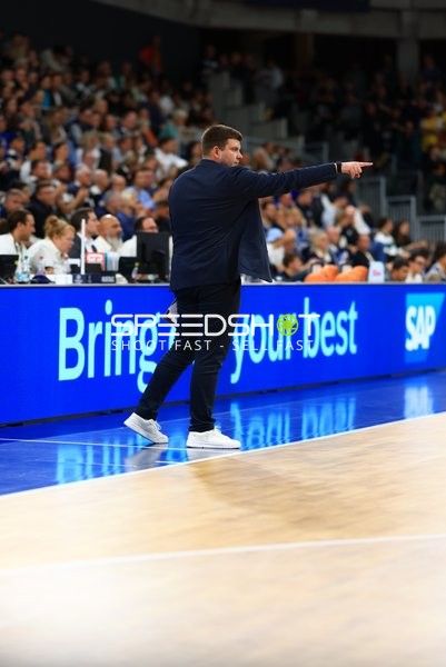 Trainer von MLP Academics Heidelberg an der Seitenlinie