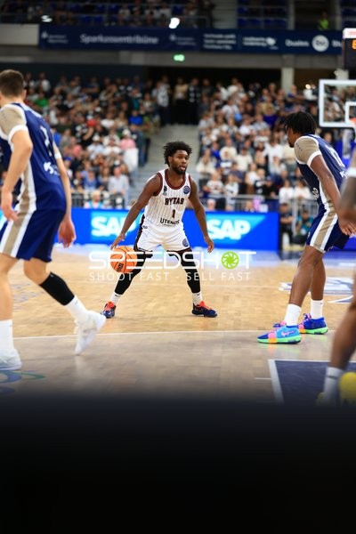 Noah Koch (1; MLP Academics Heidelberg) verteidigt gegen Gytis Radzevicius (7; Rytas Vilnius)