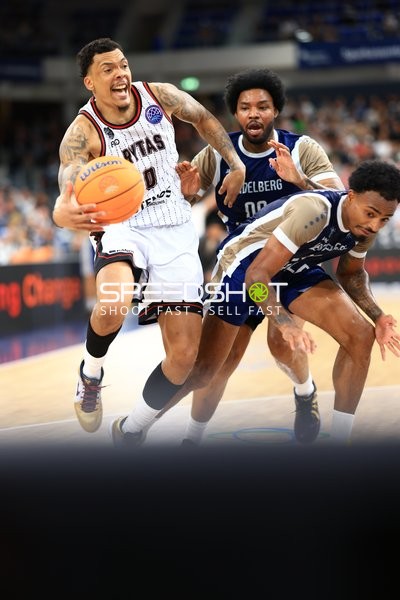 Spielszene mit Michael Weathers (20; MLP Academics Heidelberg) und Jacob Wiley (0; Rytas Vilnius)