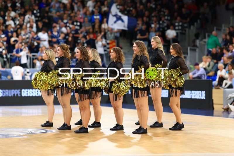 Cheerleader-Performance im SNP-Dome