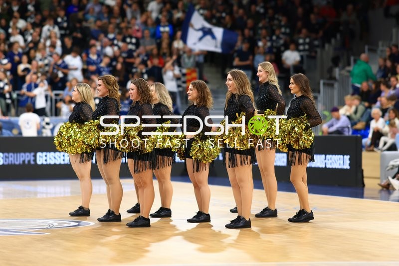 Cheerleader-Performance im SNP-Dome