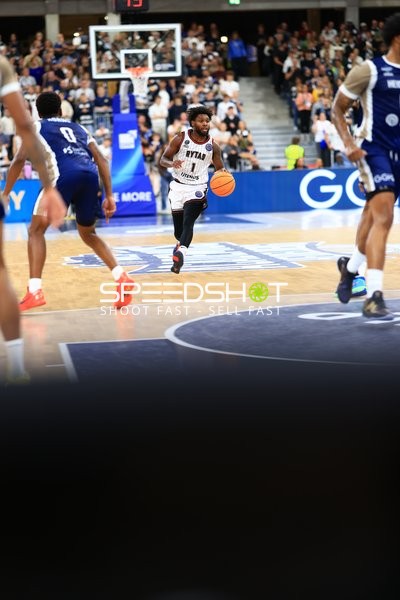 Spielszene mit Erol Ersek (11; MLP Academics Heidelberg) und Jacob Wiley (0; Rytas Vilnius)