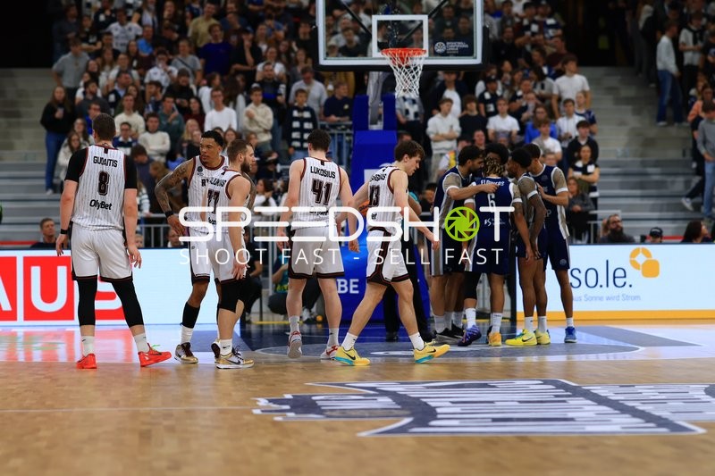 Spielszene mit Dominic Vengert (8; MLP Academics Heidelberg) und 6; Rytas Vilnius