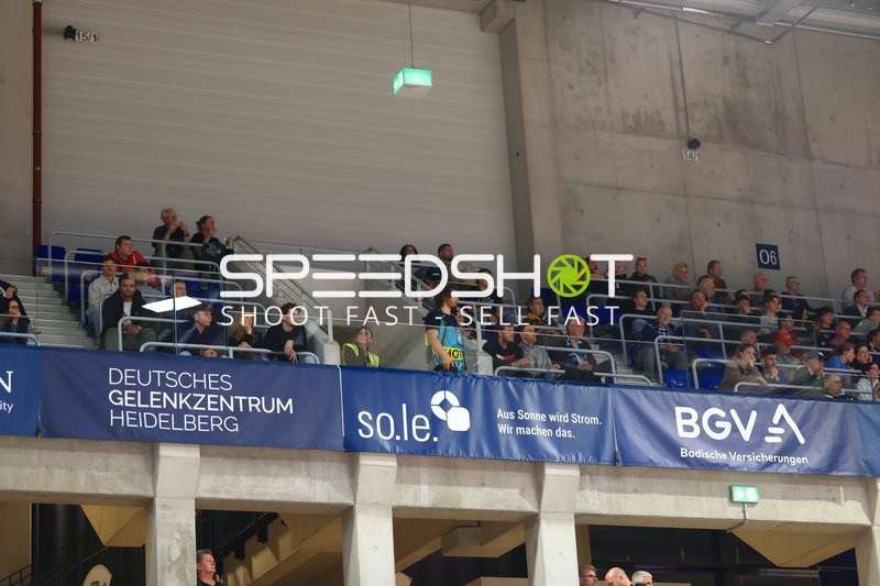 Zuschauer im SNP-Dome