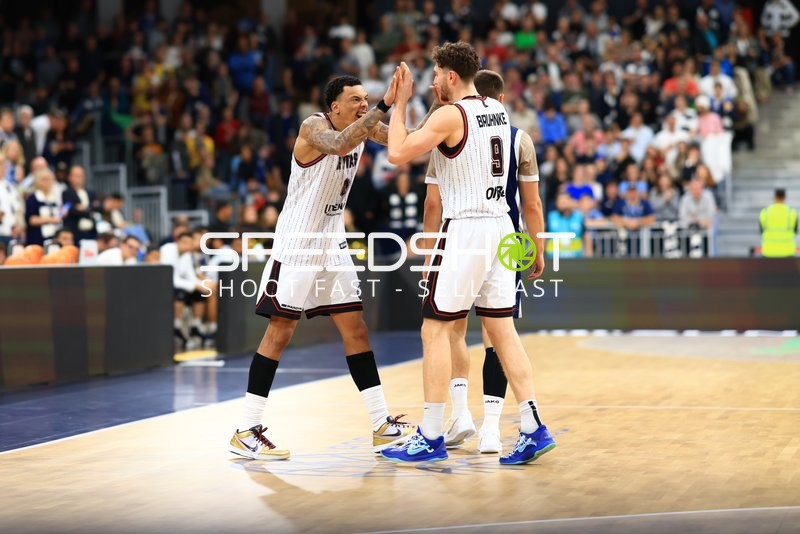 High-Five von DJ Horne (0; MLP Academics Heidelberg) und Paul Zipser (9; MLP Academics Heidelberg)