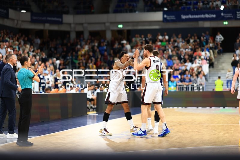 Feier zwischen Paul Zipser (9; MLP Academics Heidelberg) und Erol Ersek (11; MLP Academics Heidelberg)