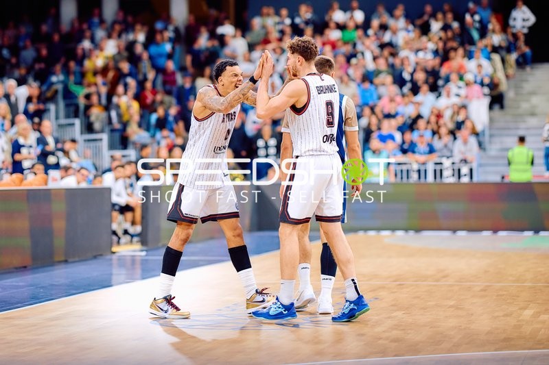 High-Five von Jacob Wiley (0; Rytas Vilnius) und Kay Bruhnke (9; Rytas Vilnius)