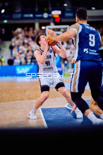 Simonas Lukosius (41; Rytas Vilnius) bereitet Wurf vor