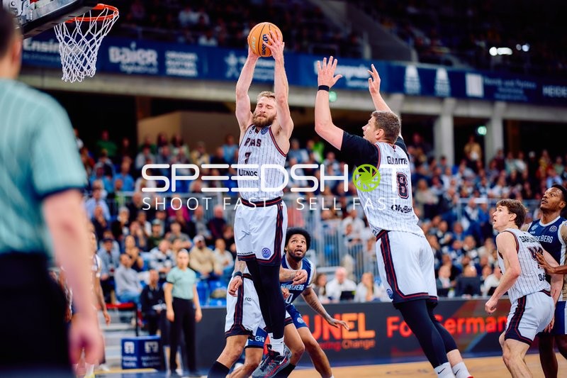 Sprungwurf von Dusan Neskovic (7; MLP Academics Heidelberg) gegen Dominic Vengert (8; MLP Academics Heidelberg)