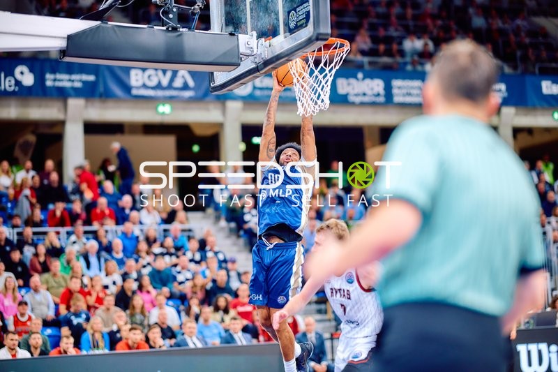 Dunk mit DJ Horne (0; MLP Academics Heidelberg) und Gytis Radzevicius (7; Rytas Vilnius)