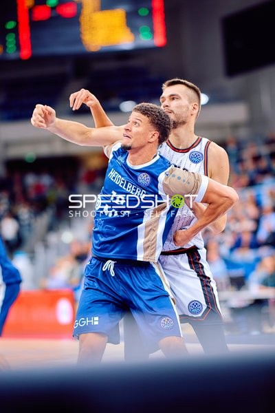 Samuell Williamson (10; MLP Academics Heidelberg) im Zweikampf