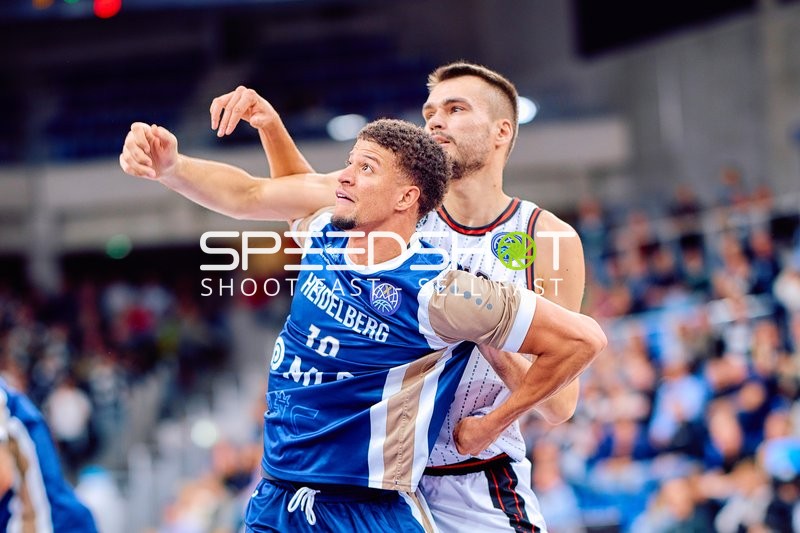 Samuell Williamson (10; MLP Academics Heidelberg) im Zweikampf