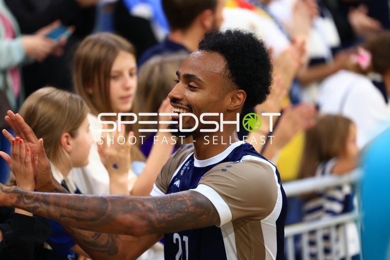 Michael Weathers begrüßt Fans