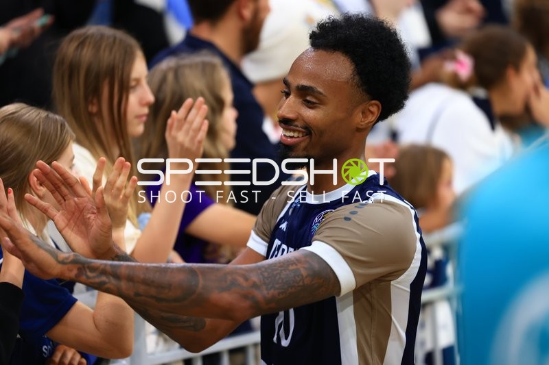 Michael Weathers begrüßt Fans