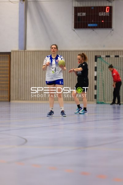 Spielszene mit Charlotte Denn (6; TV Edingen Damen 1)