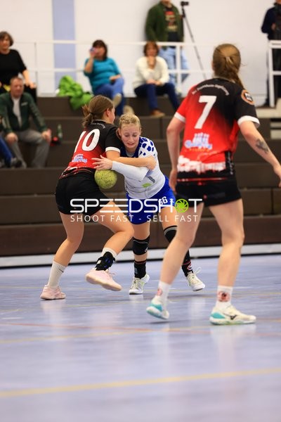 Louisa Haberlach (66; TV Edingen Damen 1) im Zweikampf