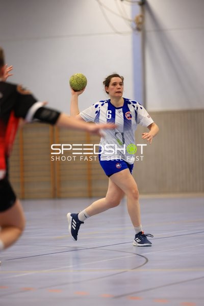 Charlotte Denn (6; TV Edingen Damen 1) mit Ball