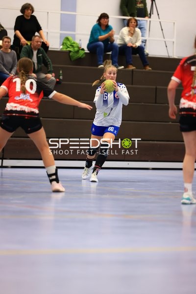 Louisa Haberlach (66; TV Edingen Damen 1) mit Ball