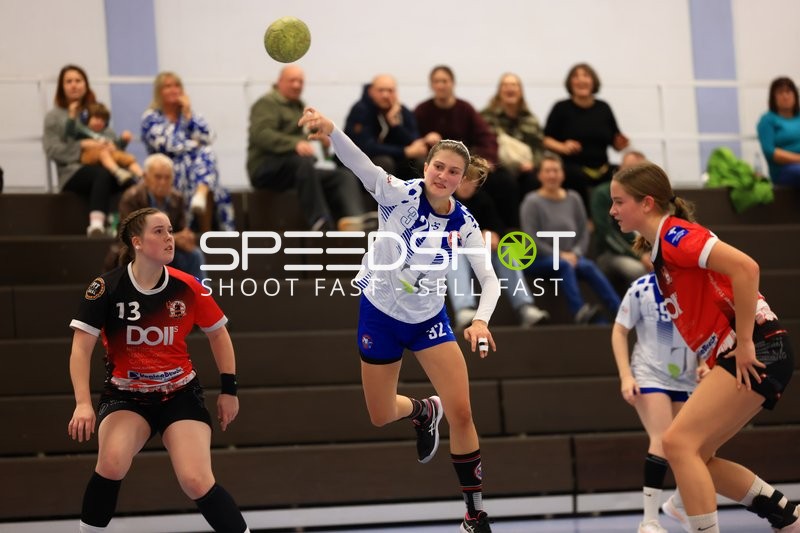 Spielszene mit Sarah Offenhäuser (32; TV Edingen Damen 1) und Gegnerinnen