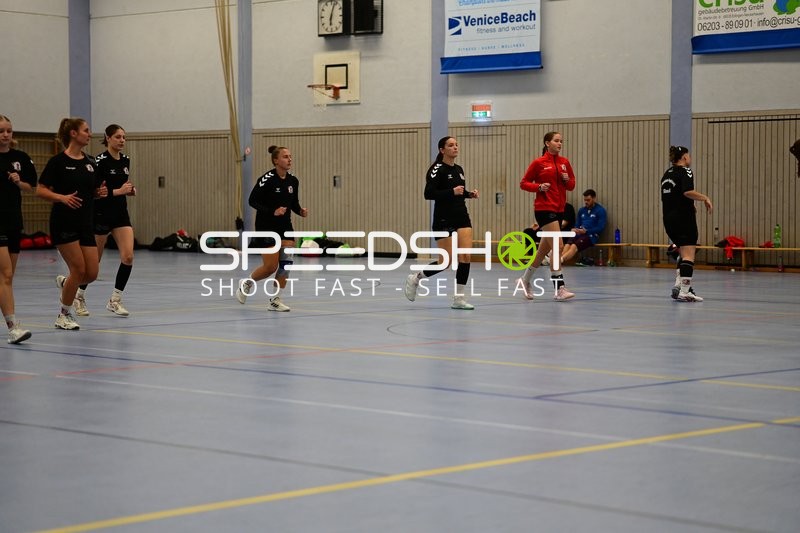 Spieler von TVE - Edinger Haie laufen