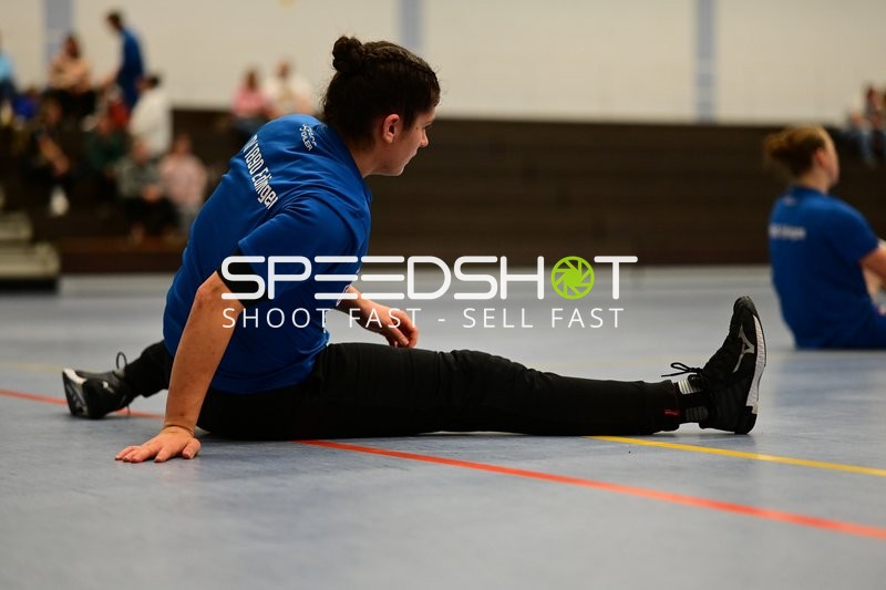 Spieler von TVE - Edinger Haie dehnt sich