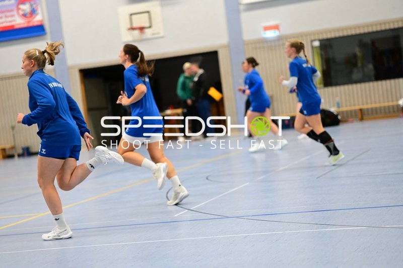 Spieler von TVE - Edinger Haie laufen