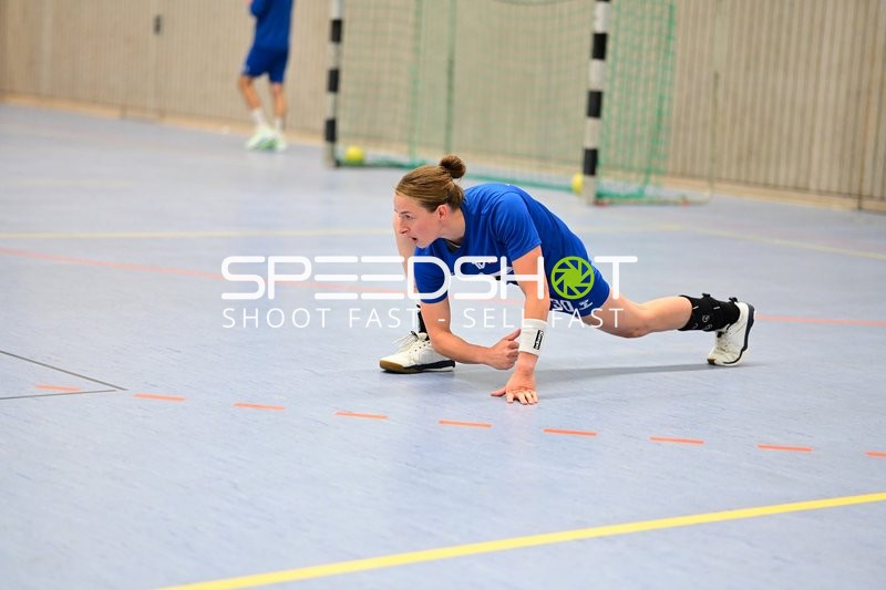 Spieler von TVE - Edinger Haie dehnt sich