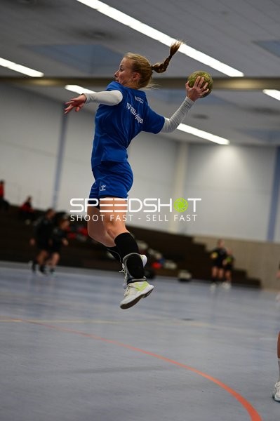 Spielerin springt zum Wurf