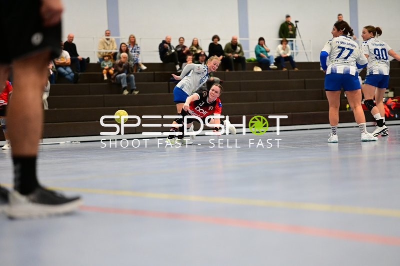 Kampf um den Ball bei TVE - Edinger Haie