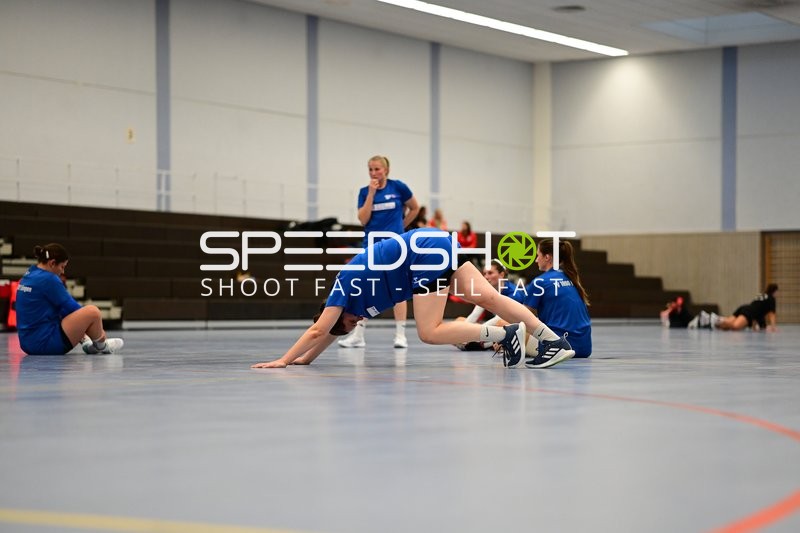 Spielerinnen von TVE - Edinger Haie beim Aufwärmen