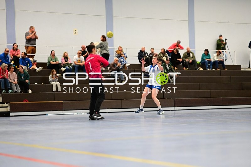 Ball in der Luft zwischen Spielern