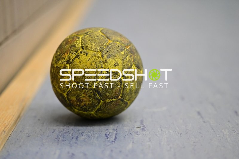 Handball auf Hallenboden