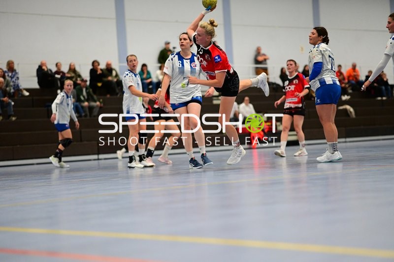 Spielerin in rotem Trikot wirft