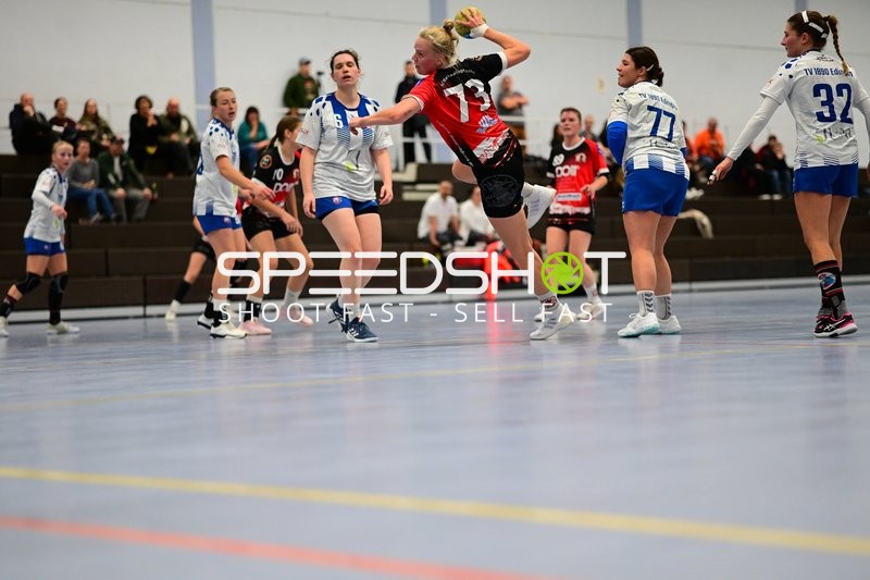 Spielerin von TVE - Edinger Haie beim Sprungwurf