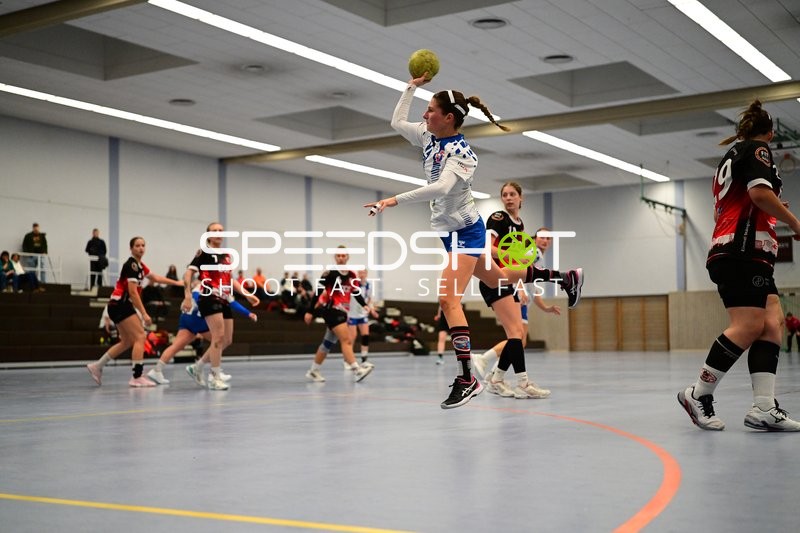 Spielerin von TVE - Edinger Haie beim Wurf