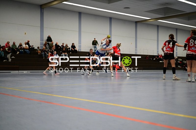 Unbekannter Spieler 1728987990 5665 (0; TVE - Edinger Haie) wirft aufs Tor