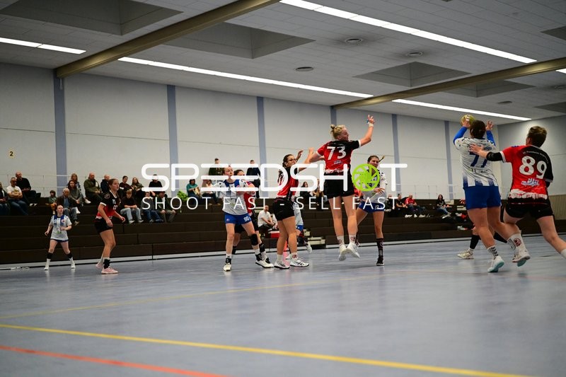 Spieler von TVE - Edinger Haie springen zum Wurf