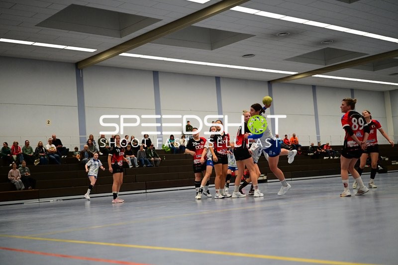 77; TVE - Edinger Haie wirft