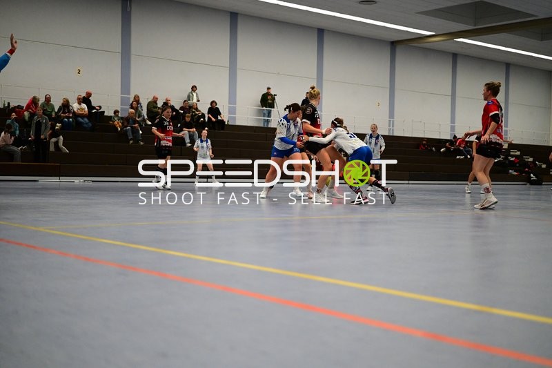 Kampf um den Ball bei TVE - Edinger Haie