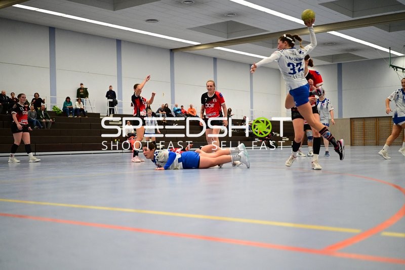 {129_??} wirft den Ball