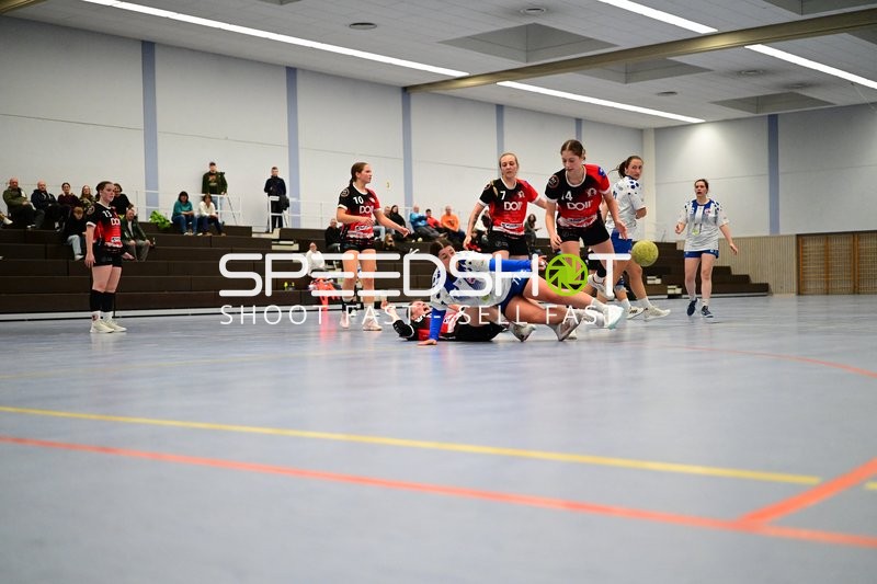 Spieler von TVE - Edinger Haie kämpfen um den Ball