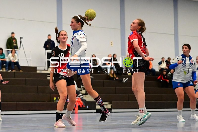 Spieler von TVE - Edinger Haie springen zum Wurf