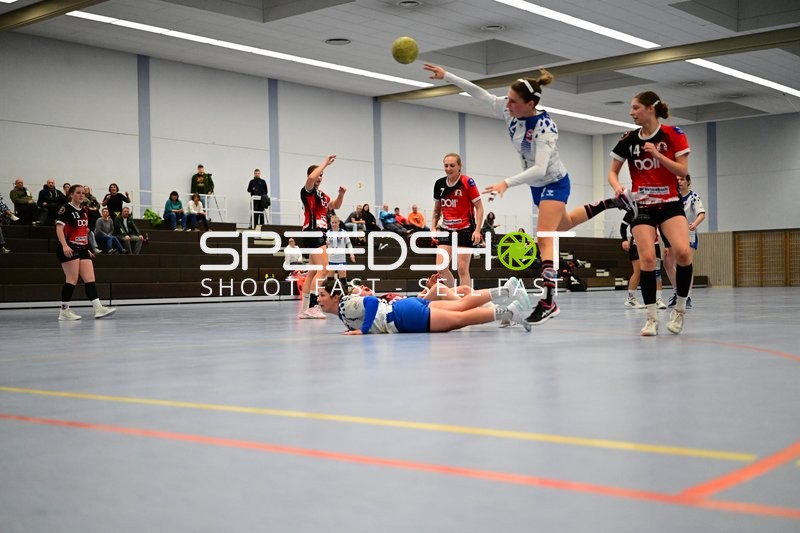 Kampf um den Ball bei TVE - Edinger Haie